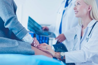 Doktor ve hasta tarama sonuçlarını tarama merkezinde tartışıyor