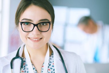 Hastane lobisinde tablet bilgisayar kullanan kadın doktor.