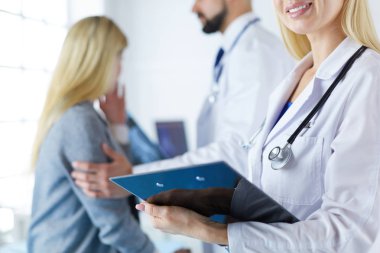 Yakışıklı erkek doktor, muayenehanesinde kısırlık konusunda bir çifte danışmanlık yapıyor.