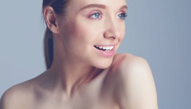 Yetişkin kadın portre, cilt bakım kavramı, güzel bir cilt ve eller