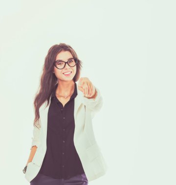 İş kadını seni kameraya bakarken gösteriyor. Beyaz arka planda izole edilmiş. İş kadını