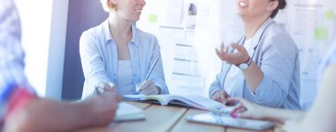 Masada kitaplarla çalışan gençler. Güzel kadınlar ve erkekler birlikte çalışıyor..