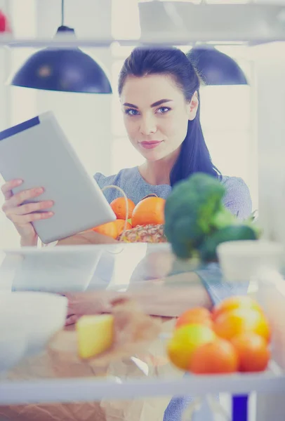 Mosolygó nő vesz egy friss gyümölcsöt ki a hűtőből, egészséges étel koncepció — Stock Fotó
