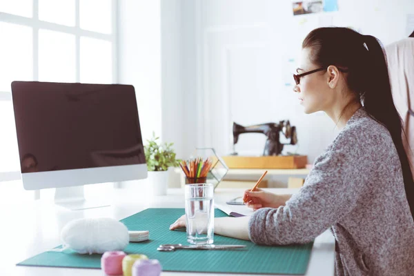 Portrét módní návrhářky pracující ve svém studiu — Stock fotografie