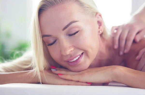 Jovem mulher desfrutando de massagem no salão de spa. — Fotografia de Stock