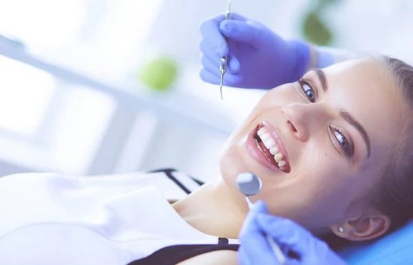Fiatal nő nyitott szájjal fogászati vizsgálatot végez a fogorvosi rendelőben. — Stock Fotó