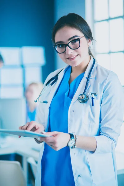 Ärztin benutzt Tablet-Computer in Krankenhauslobby — Stockfoto