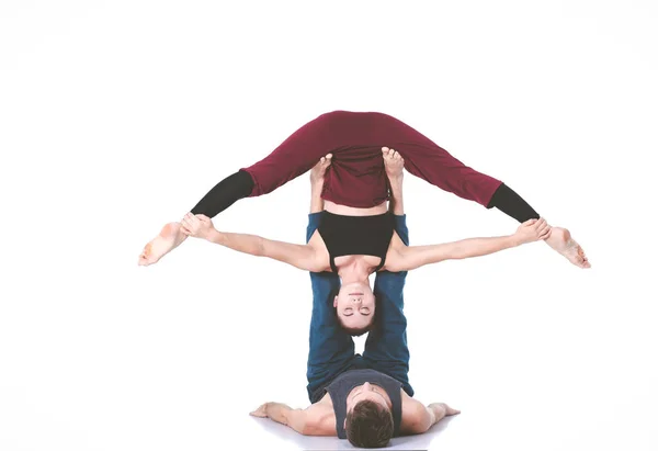 Pareja atlética joven practicando acroyoga. Balanceo en pareja . — Foto de Stock