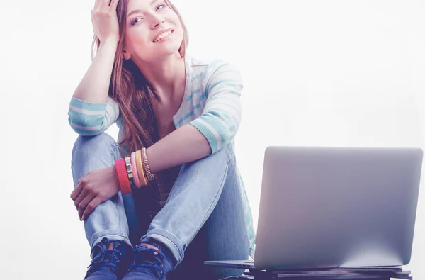 Fiatal nő laptoppal a zöld füvön. Portreit fiatal nő — Stock Fotó