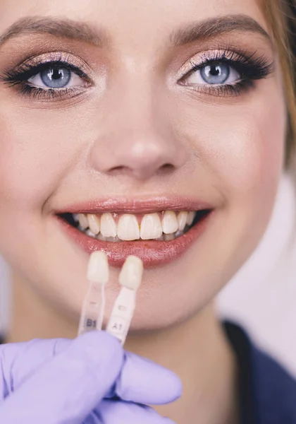 Dentista e paciente sentado no consultório odontológico — Fotografia de Stock