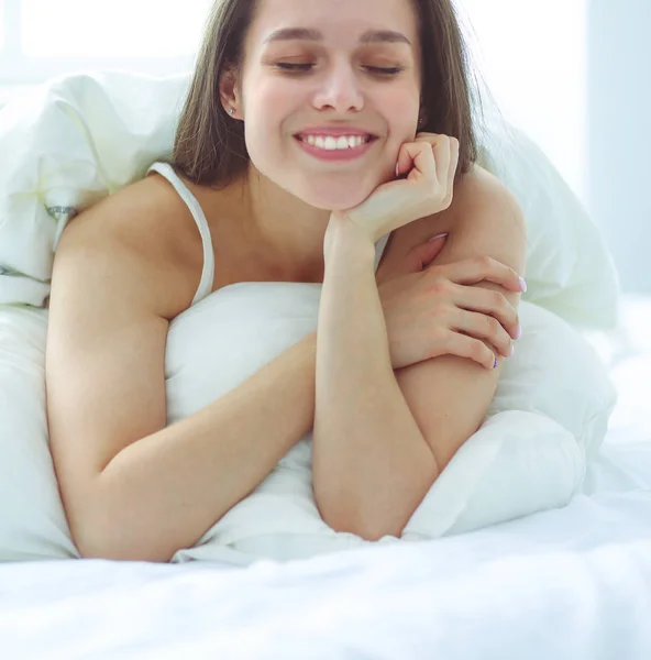 Mujer bonita acostada en su cama en casa. — Foto de Stock