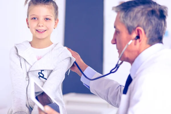 Menina e médico com estetoscópio ouvindo batimentos cardíacos — Fotografia de Stock