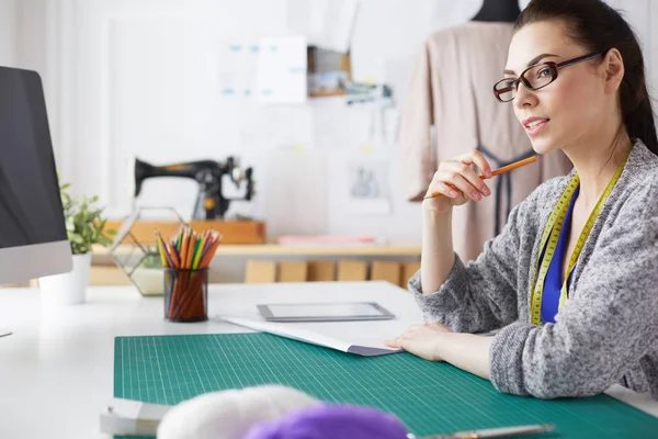 Portret van Fashion designer aan het werk in haar atelier — Stockfoto