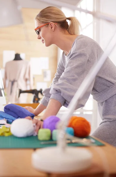 Modedesigner, die im Atelier arbeiten, sitzen am Schreibtisch — Stockfoto