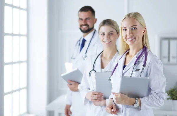 Een medisch team van artsen, mannen en vrouwen, geïsoleerd op witte achtergrond — Stockfoto