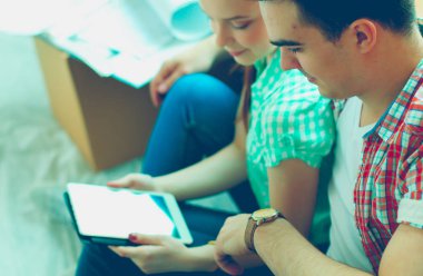 Evde oturan ipad ile katta hareketli çift. Çift