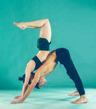 Genç çift Acro yoga mat Studio birlikte uygulamak. Acroyoga. Çift yoga. Ortak yoga.