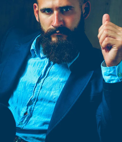 koyu arka plan üzerinde izole sofa ofis lobisinde oturan işadamı