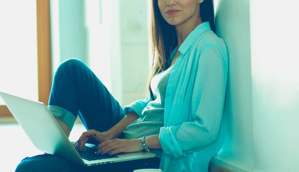 Jovem mulher bonita em casa sentado no chão com laptop. Jovem mulher bonita . — Fotografia de Stock