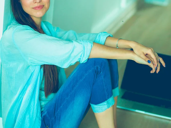 Jovem mulher bonita em casa sentado no chão com laptop. Jovem mulher bonita . — Fotografia de Stock