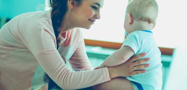 Mother with her baby in the bright kitchen at home. — Stock Photo, Image