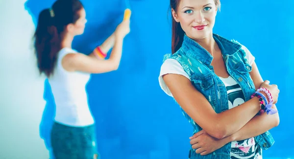 Two Beautiful young woman doing wall painting — Stock Photo, Image