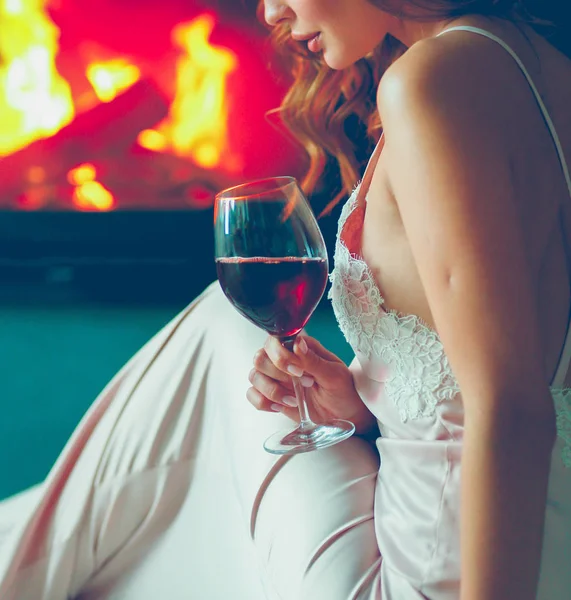 Mujer sexy frente a la chimenea. Chimenea de madera . —  Fotos de Stock