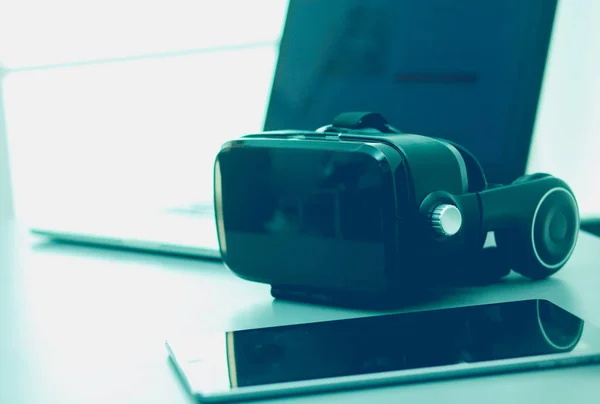 Virtual reality goggles on desk with laptop. business. 3d technology — Stock Photo, Image