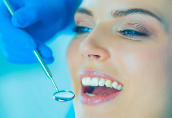 Młoda pacjentka z otwartymi ustami badająca badanie stomatologiczne w gabinecie stomatologicznym. — Zdjęcie stockowe