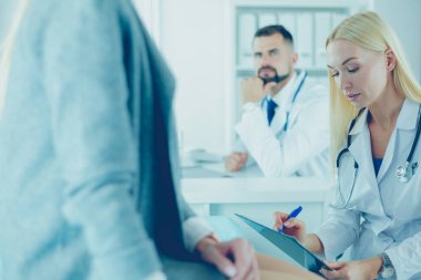 Başarılı tıp doktorları konferansta oturuyor