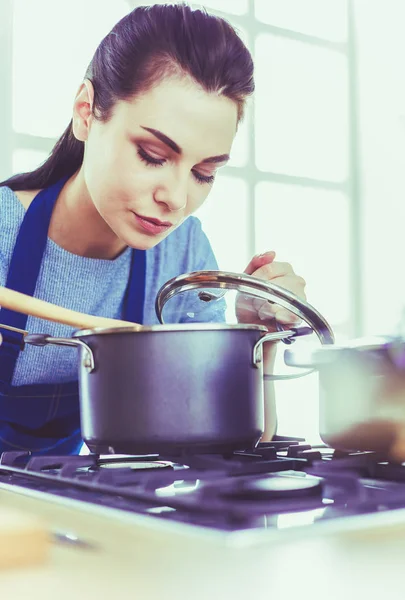 Кулинарная женщина на кухне с деревянной ложкой — стоковое фото