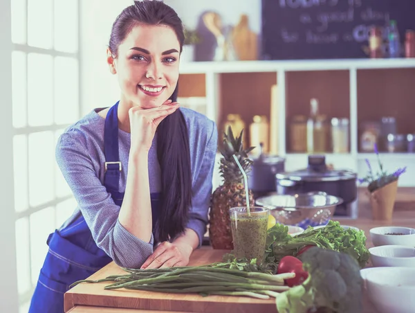 Joven con canasta de verduras frescas en la cocina — Foto de Stock