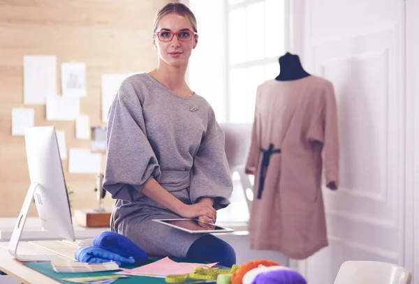 Mooie mode vrouw ontwerper staan in studio — Stockfoto