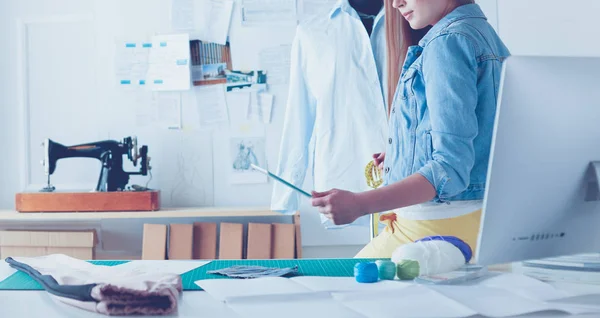 Jeune créatrice de mode travaillant en atelier — Photo