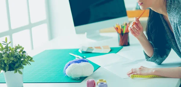 Stilisti che lavorano in studio in piedi vicino alla scrivania — Foto Stock