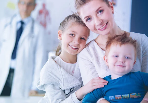 Kleine kinderen met haar moeder op consult bij een dokter — Stockfoto