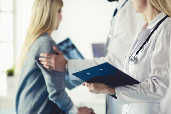 Arts en patiënt bespreken scanresultaten in diagnostisch centrum — Stockfoto