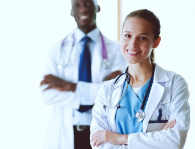 İçerde üniforması olan gülümseyen bir kadın doktor..