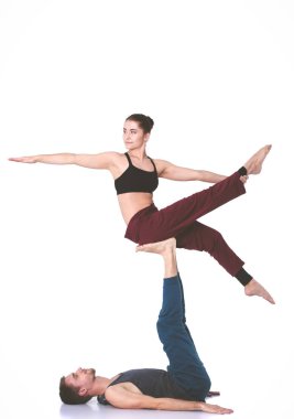 Genç atletik çift pratik acroyoga. Çiftinde Dengeleme.