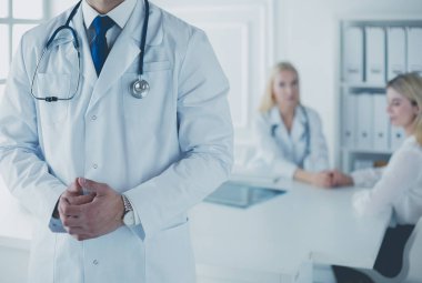 Hastanede çalışan mutlu bir doktor.