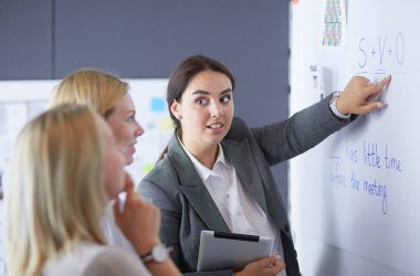 İş, eğitim ve ofis konsepti - yönetim kurulu ile iş ekibi bir şey tartışıyor.