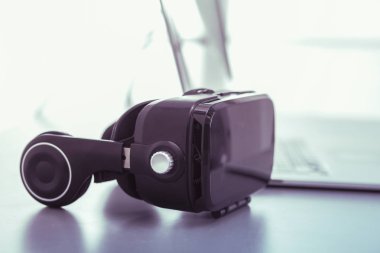 Bilgisayarlı sanal gerçeklik gözlükleri. İş. 3D teknoloji