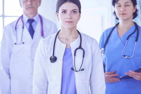 Läkare och sjuksköterskor som står i sjukhusrummet — Stockfoto