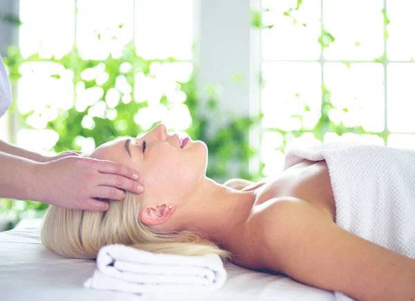 Hermosa mujer haciendo masaje facial en un salón de spa — Foto de Stock