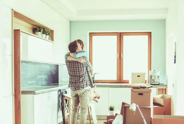 Retrato de una joven pareja mudándose a un nuevo hogar. Pareja joven —  Fotos de Stock