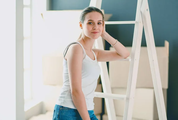 Ritratto giovane donna mentre in piedi nuovo appartamento  . — Foto Stock