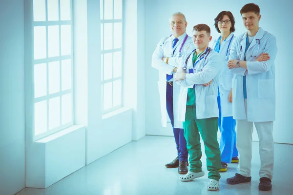 Úspěšný lékařský tým. Důvěryhodný tým doktorů stojí při sobě a usmívá se — Stock fotografie