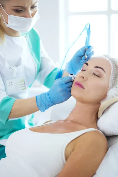 Permanent makeup for eyebrows. Closeup of beautiful woman with thick brows in beauty salon. — Stock Photo, Image