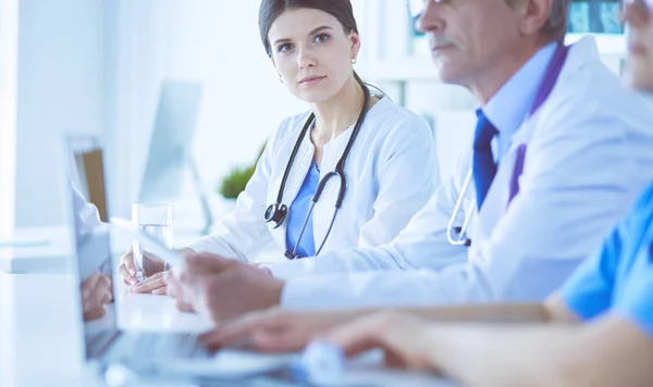 Médicos consultando entre sí en una sala de conferencias del hospital —  Fotos de Stock