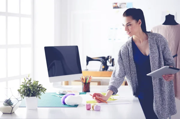 Portret van Fashion designer aan het werk in haar atelier — Stockfoto